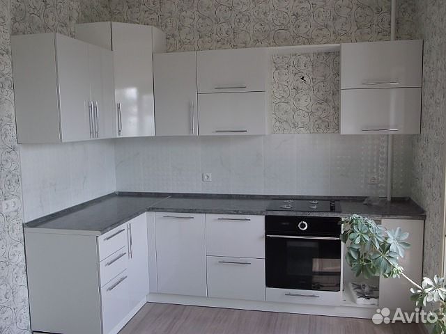 Мдф титан металлик глянец. Кухня цвета металлик. Титан металлик глянец 578 кухня. Кухня цвета металлик. Кухня белая металлик.