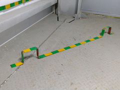 Какого цвета полоса заземления. Металлическая полоса для заземления. Какого цвета полоса заземления. Шина контура заземления. Контур заземления желто-зеленая полоса.