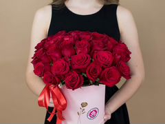 Шляпная коробка с красными розами