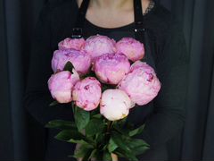 9 розовых пионов с атласной лентой