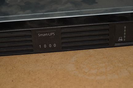 Стоечный UPS APC 1000VA Smart APC (SUA1000RMI1U)