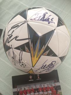 Мяч с подписью Роналду