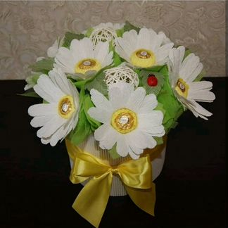 Букеты из цветов с конфетами