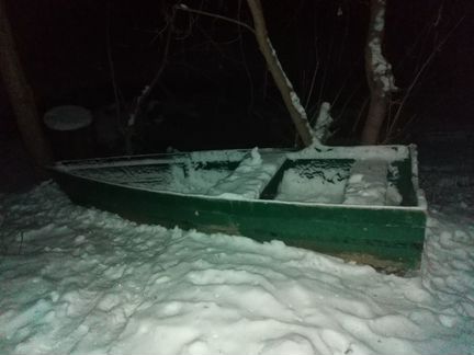 Продам деревянную лодку в комплекте весла, якоря