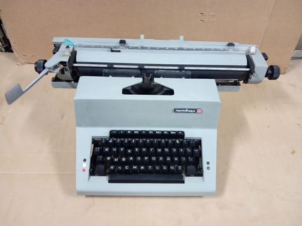 Пишущая машинка Листвица