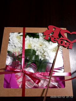 Коробочка с цветами и сладостями в подарок