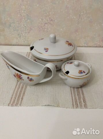 Посуда, ваза хрустальная, рюмки цветные