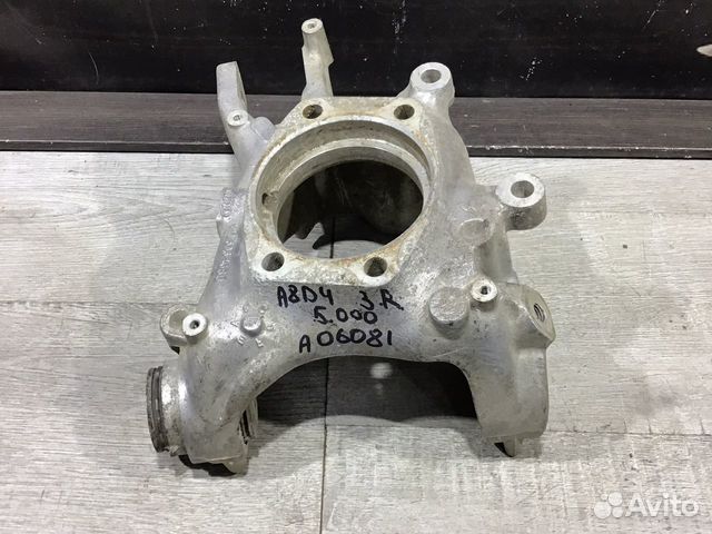 Кулак правый задний Audi A8 D4