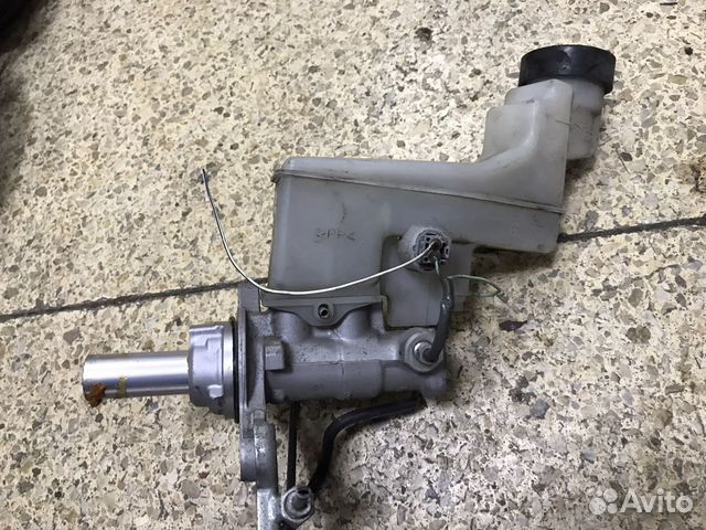 Цилиндр главный тормозной с бачком Toyota Camry 40