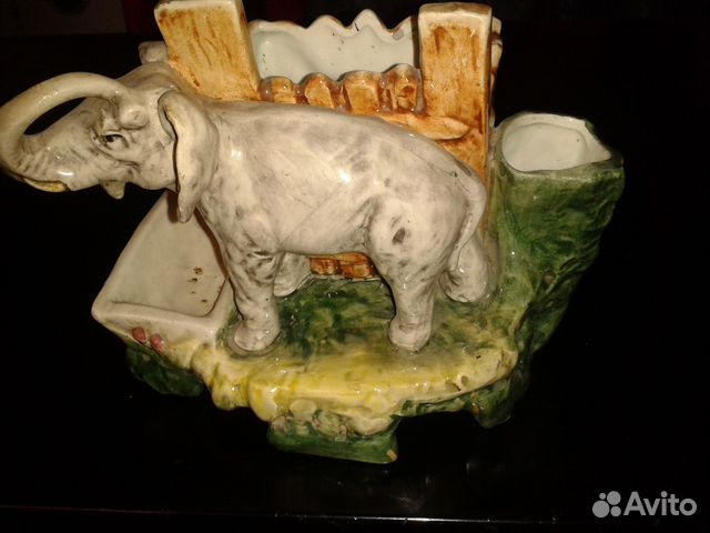 Фарфоровая статуэтка слон у забора ручная работа