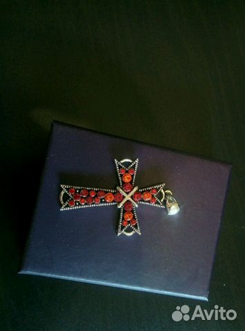 Подвеска в форме креста с красными стразами