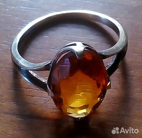 Серебряное кольцо с янтарём Серебряное кольцо с янтарём