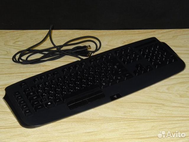 Две клавиатуры Razer Anansi и Logitech K280e