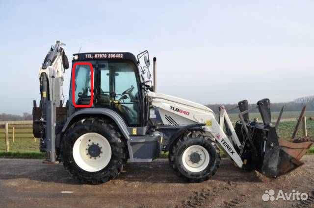 Terex TLB840 стекло заднее правое T100028 Terex TLB840 стекло заднее правое T100028