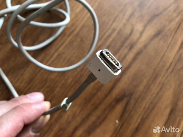 Автомобильная зарядка MagSafe 1 60W на MacBook Pro