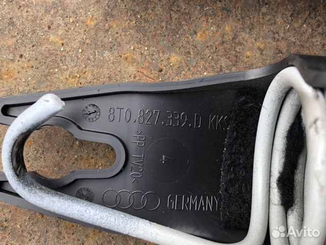 Петля крышки багажника Audi A4 B8 8K5827301H Петля крышки багажника Audi A4 B8 8K5827301H