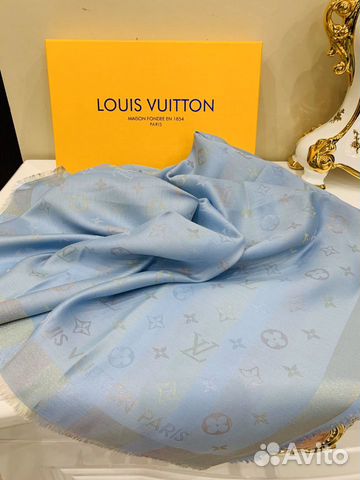 Небесно голубой платок от Louis Vuitton
