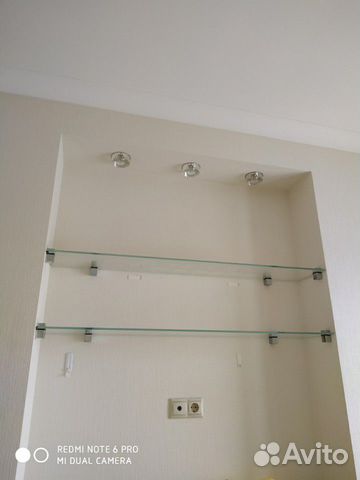 Настенные полки стеклянные. 128 на 24см Настенные полки стеклянные. 128 на 24см