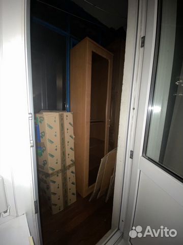 Шкаф со стеклянной дверцей
