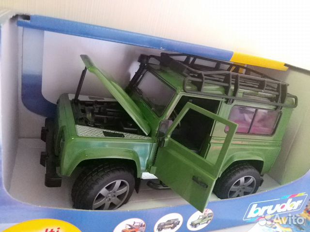 Внедорожник Bruder Land Rover Defender Внедорожник Bruder Land Rover Defender
