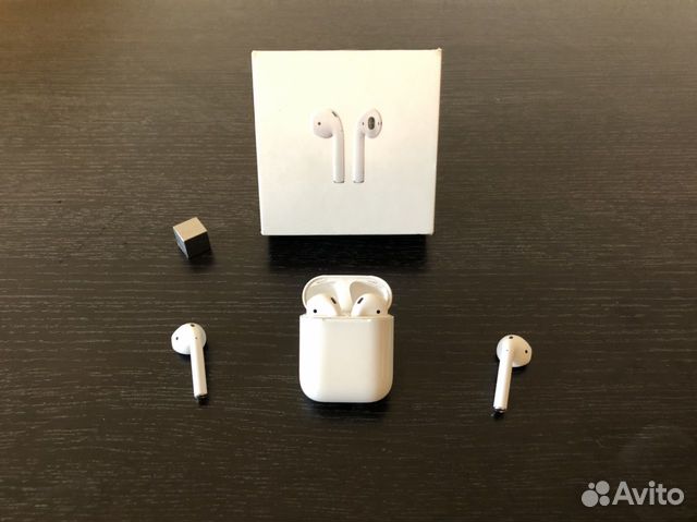 Наушники AirPods первого поколения Наушники AirPods первого поколения