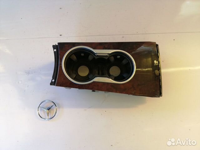 Подстаканник на центральной консоли Mercedes