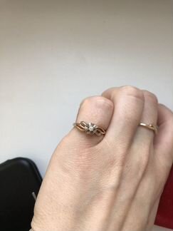 Золотое кольцо с бриллиантом