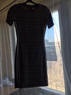 Приталенное платье H&M
