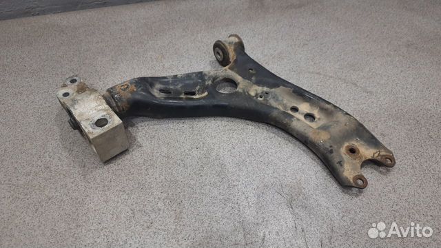 Передний правый рычаг WV Passat CC 2011