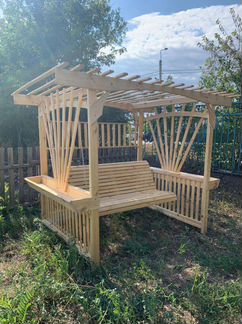 Деревянная пергола с качелями