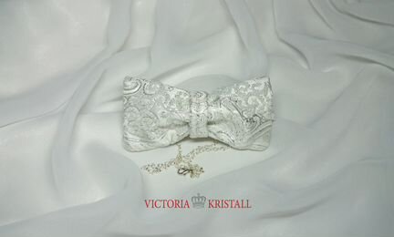 Дизайнерская заколка бант для волос с вышивкой