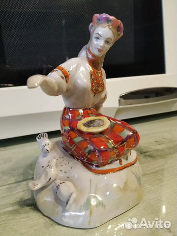 Статуэтка фарфоровая Девушка кормит голубей пзхк