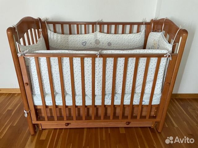 Детская кровать с маятником и матрасом