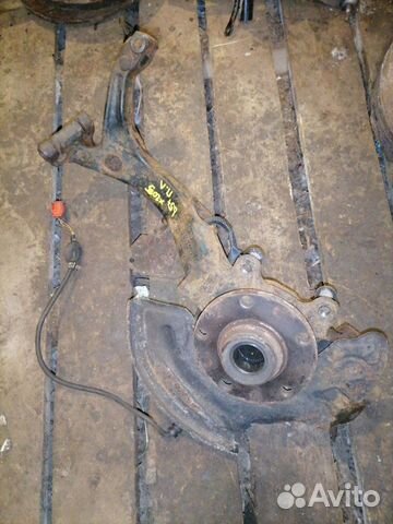 Кулак поворотный передний левый Volkswagen Passat