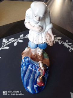 Фарфоровая статуэтка 