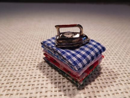 Утюжок на стопке белья для куколки