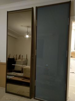 Шкаф купе с зеркальными дверьми