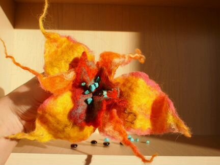 Валяная брошь из шерсти с полудрагоценными камнями