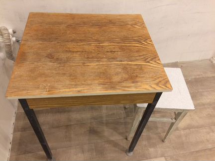 Стол и стулья