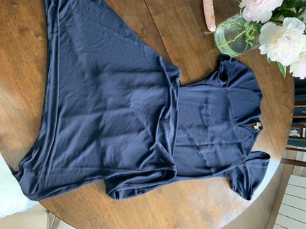 Длинное темно-синее вечернее платье с ассиметричны