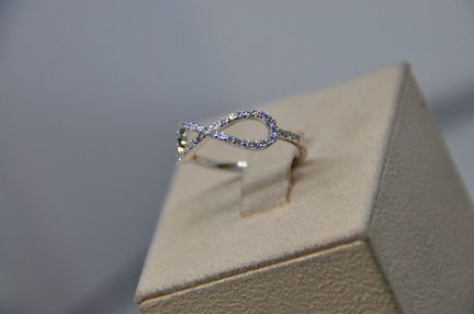 Кольцо бесконечность с бриллиантами