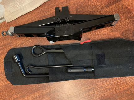 Домкрат ромбический с инструментами