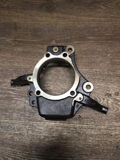 Кулак поворотный левый Discovery 2 Land Rover