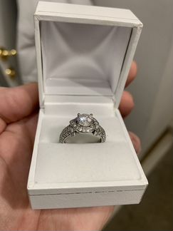 Золотое кольцо с бриллиантом