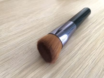 Кисть shiseido для нанесения тонального средства