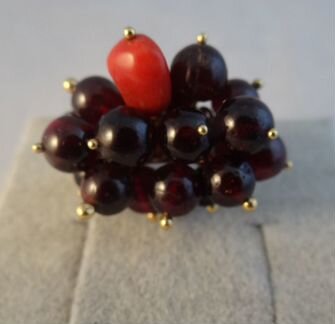 Красивое кольцо Золото 750 Корал + Аметисты