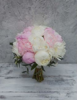 Букет невесты из белых и розовых пионов 19шт