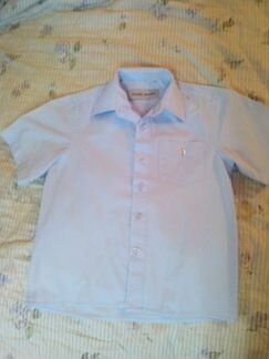 Белая и голубая рубашка с коротким рукавом