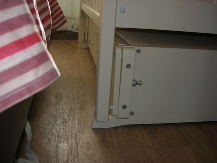 Детская кроватка качающаяся с матрацем и ящиком