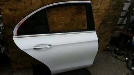 Задняя правая дверь белого цвета Mercedes w213